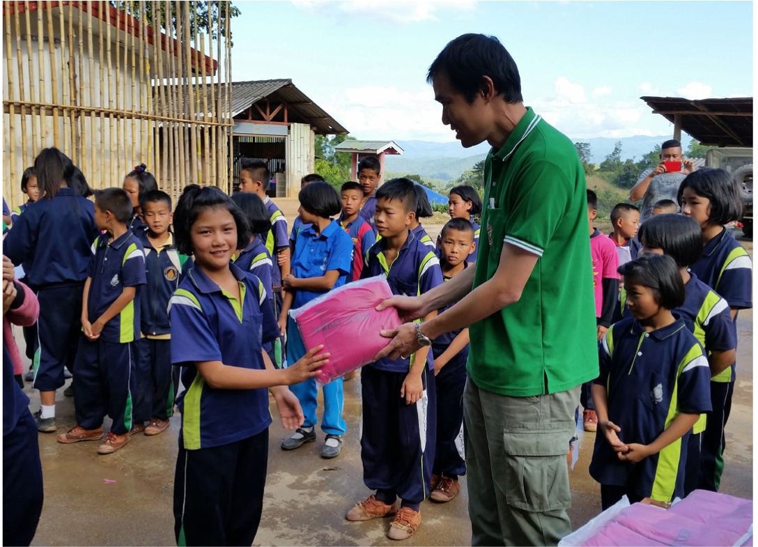 Sombat Tour gave blankets to villagers in Mae Hong Son Province